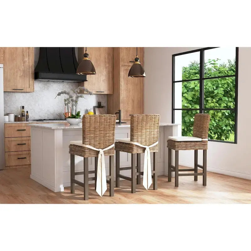 Tabouret coussiné en rotin gris délavé