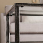 Table basse rectangulaire en métal noir avec plateau en verre et étagère inférieure
