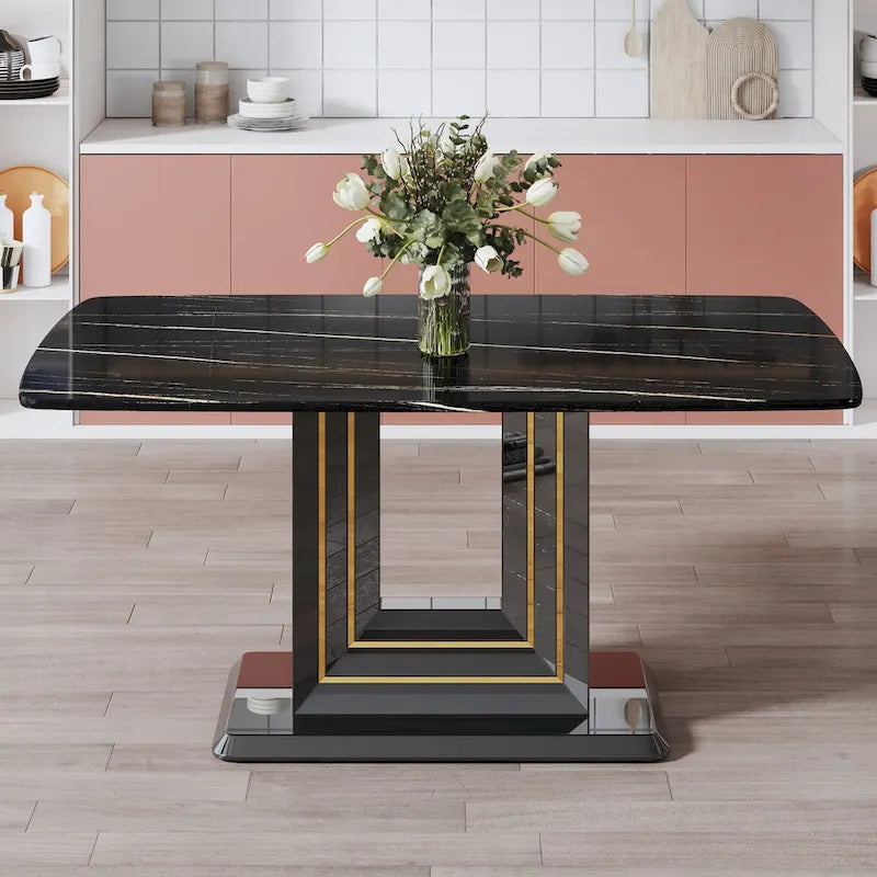 Table à manger. Plateau en imitation marbre noir. Pieds en MDF noir, lignes dorées, base noire.