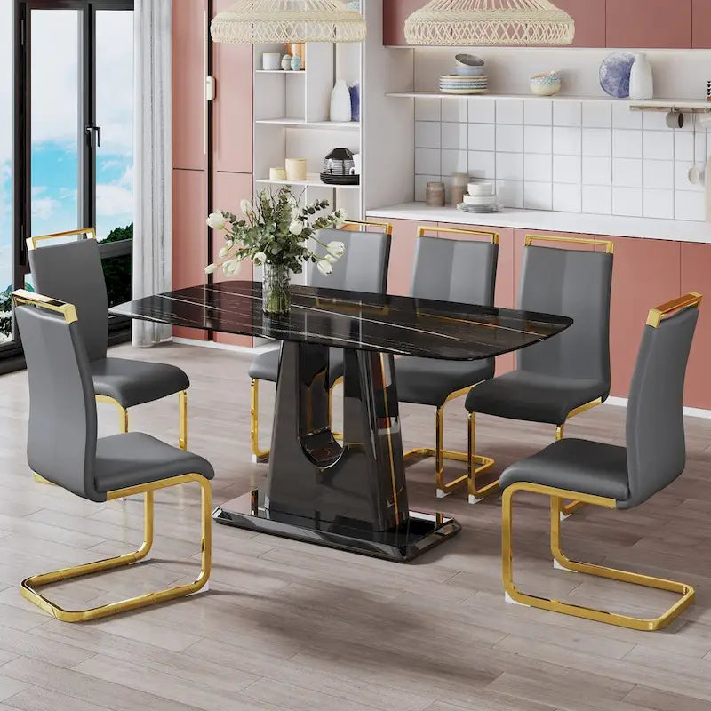 Table à manger. Plateau en imitation marbre noir. Pieds en MDF noir, lignes dorées, base noire.